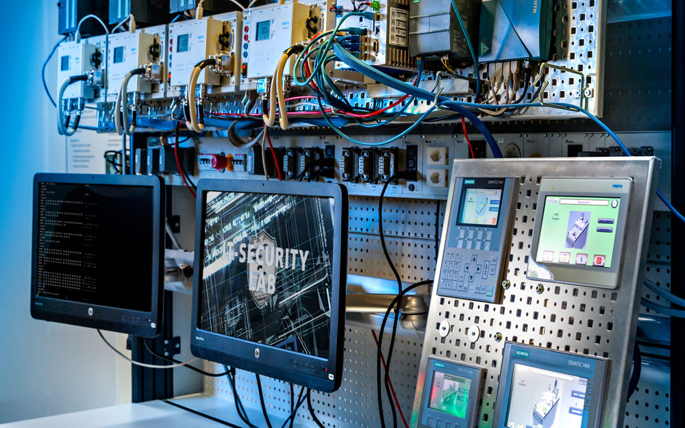 Softwarebasierte Netzwerke in Produktionsanlagen können sich in Zukunft selbstständig konfigurieren. Sie werden dadurch sicher und reaktionsschnell. ©Fraunhofer-Gesellschaft